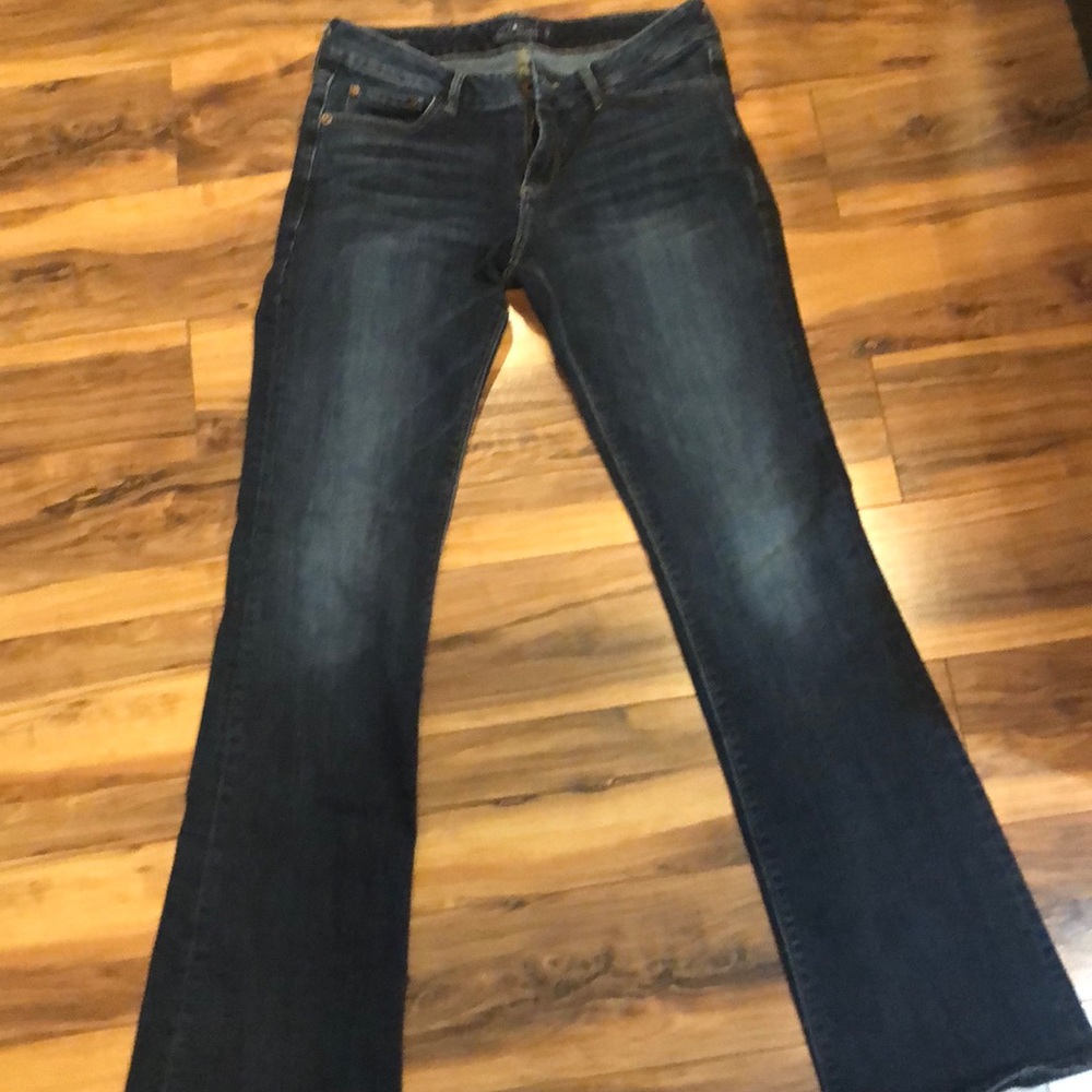 Size 4 boot cut Lucky Brand Jeans 👖Awesome fit!